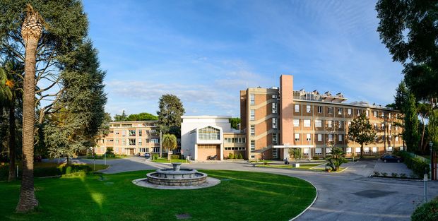 Blick auf das DHI Rom, im Vordergrund Brunnen und Teil des Gartens