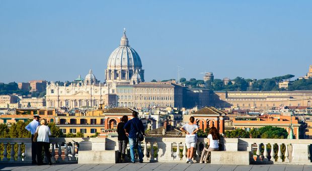 Blick vom Pincio auf den Petersdom in der Ferne