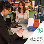 Blick auf Studierende mit Bücherstapeln